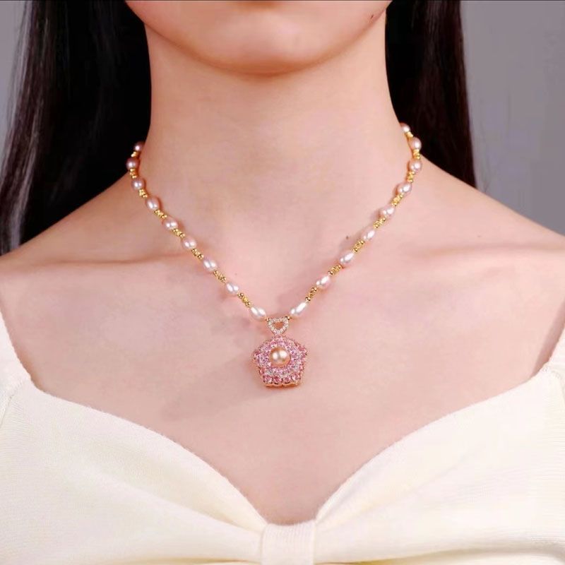 Rotating Pearl Necklace